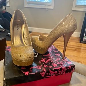 Qupid Champagne Glitter heels size 9